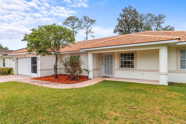 view of front facade featuring stucco siding, driveway, an attached garage, and a front lawn