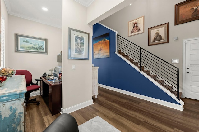 interior space with recessed lighting, baseboards, wood finished floors, and ornamental molding