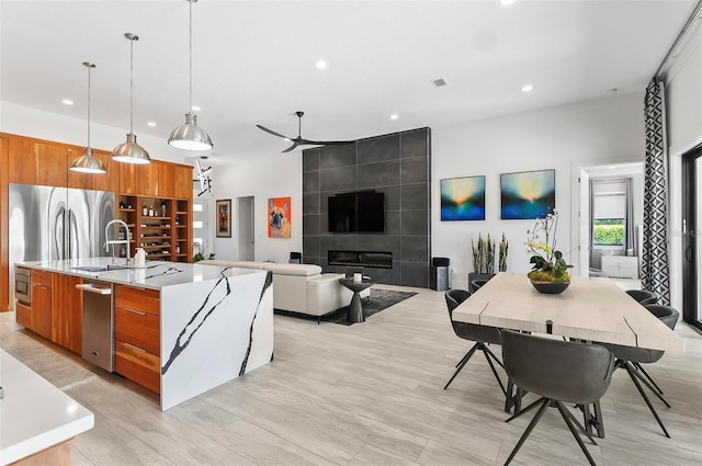 96 Del Palma Dr, Palm Coast, FL 32137 - kitchen featuring a kitchen island with sink, modern cabinets, and brown cabinets
