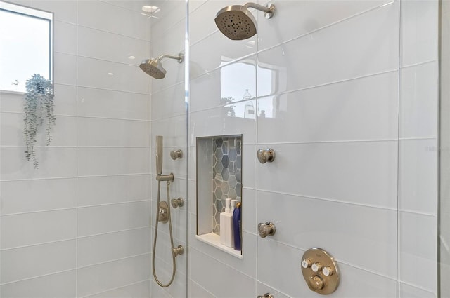 96 Del Palma Dr, Palm Coast, FL 32137 - full bathroom featuring a tile shower