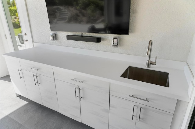 96 Del Palma Dr, Palm Coast, FL 32137 - bar featuring a sink