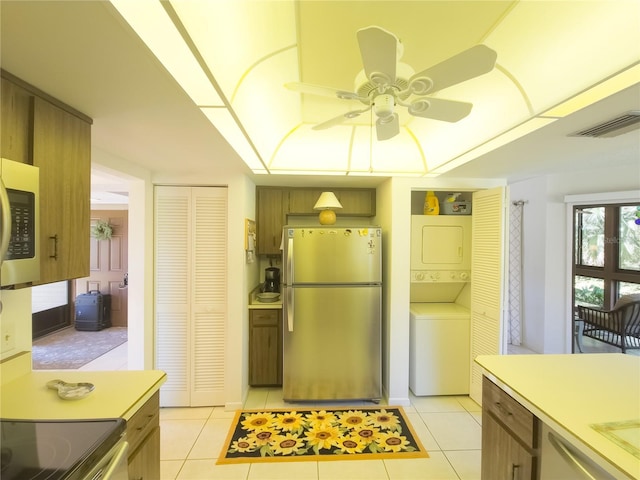 41 Oxford Ln Unit 41, Palm Coast, FL 32137 - kitchen featuring light tile patterned floors, a ceiling fan, visible vents, stacked washer / dryer, and stainless steel appliances