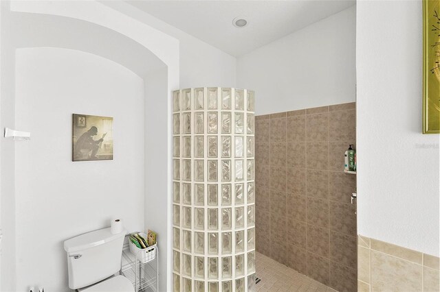 3220 Galty Cir, Ormond Beach, FL 32174 - full bathroom featuring a walk in shower and toilet