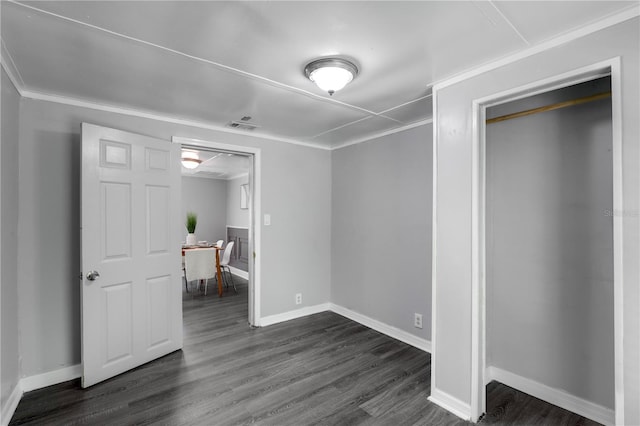basement featuring visible vents, ornamental molding, and baseboards