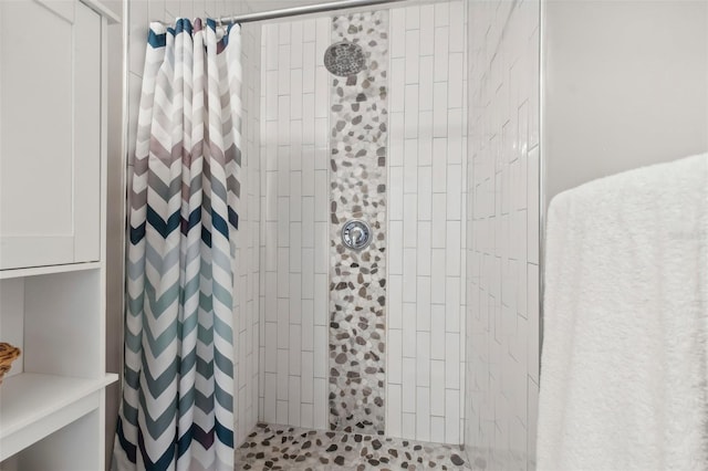 bathroom featuring a tile shower