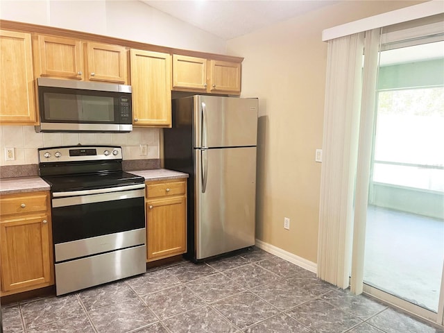 3 Frank Pl, Palm Coast, FL 32137 - kitchen featuring backsplash, light countertops, vaulted ceiling, and stainless steel appliances