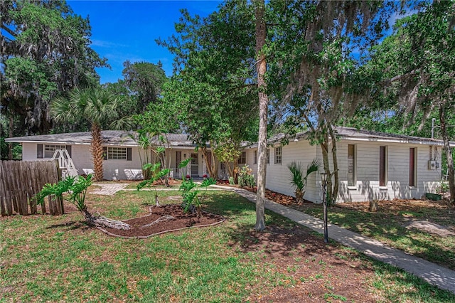 600 10th St, Daytona Beach, FL 32117 - ranch-style house with a front yard and fence
