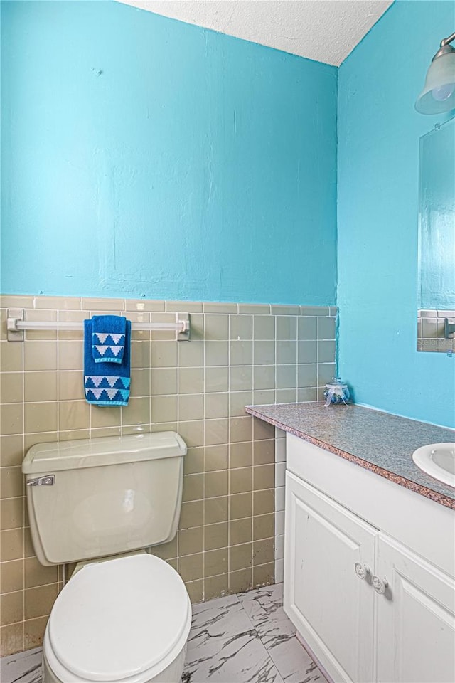 600 10th St, Daytona Beach, FL 32117 - bathroom featuring tile walls, toilet, and vanity