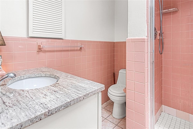 600 10th St, Daytona Beach, FL 32117 - full bath featuring toilet, tile walls, a stall shower, and wainscoting