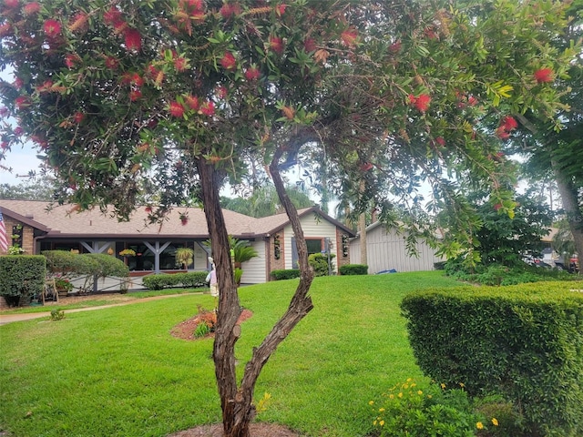 view of front facade featuring a front lawn