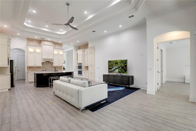 45 King Palm Ct, Ponte Vedra, FL 32081 - living area featuring arched walkways, a tray ceiling, ceiling fan, ornamental molding, and recessed lighting