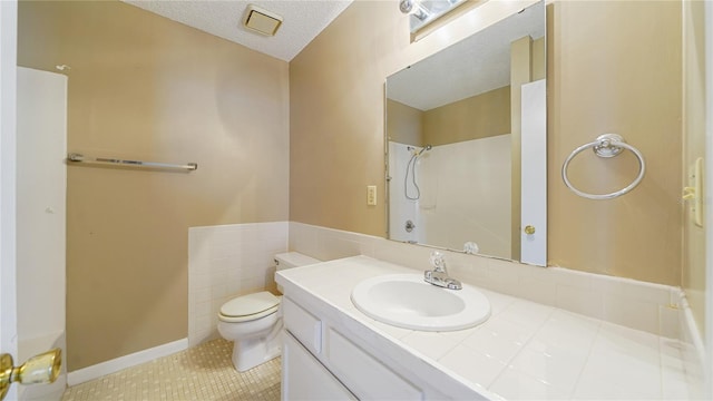 689 16th St, Saint Augustine, FL 32080 - bathroom featuring a shower, toilet, a textured ceiling, vanity, and tile patterned floors