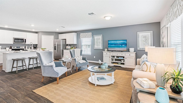 living room with baseboards, visible vents, recessed lighting, and dark wood-type flooring
