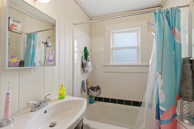 full bathroom featuring a sink and shower / bath combo