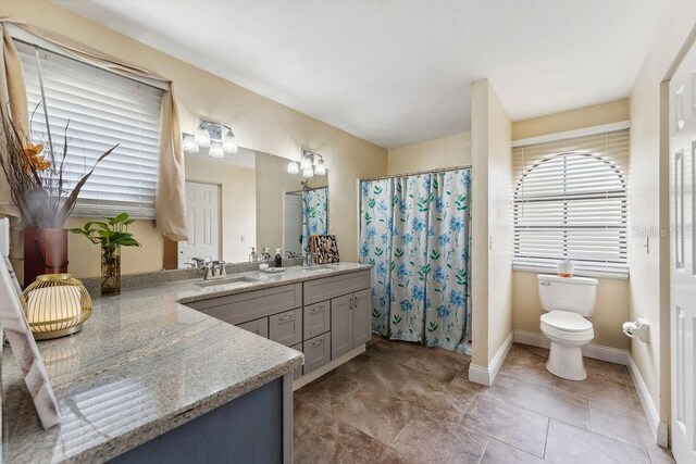 25 Westlawn Pl, Palm Coast, FL 32164 - bathroom featuring vanity, baseboards, a shower with curtain, and toilet