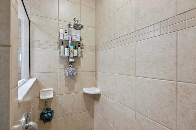 room details featuring a tile shower