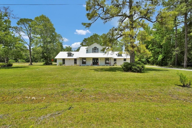 farmhouse inspired home featuring covered porch and a front yard