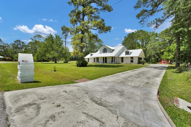 view of front of property with driveway and a front yard
