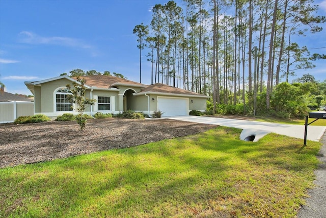 view of front facade featuring stucco siding, an attached garage, and driveway