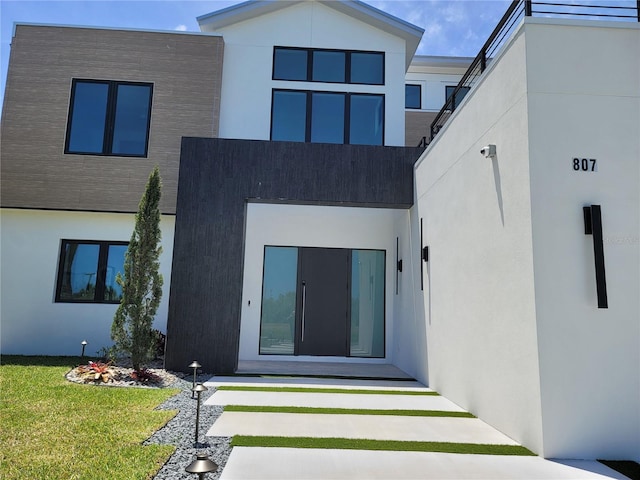 807 N Flagler Ave, Flagler Beach, FL 32136 - view of front of home with a front lawn and stucco siding