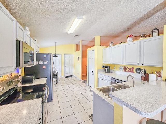 7 Bunker View Dr, Palm Coast, FL 32137 - kitchen with stainless steel appliances, lofted ceiling, a sink, light countertops, and a peninsula