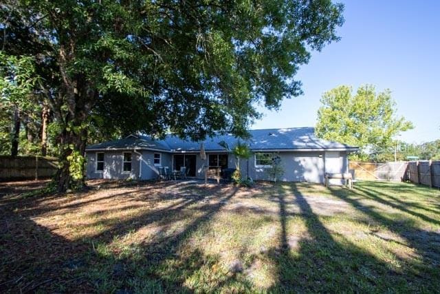 1 Belvedere Ln, Palm Coast, FL 32137 - back of house featuring a fenced backyard