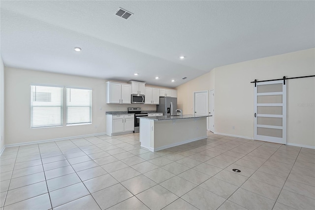 25 Red Top Ln, Palm Coast, FL 32164 - kitchen with stainless steel appliances, a sink, a kitchen island with sink, open floor plan, and lofted ceiling
