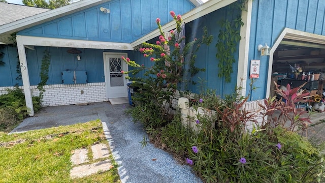 20 Eastgate Ln, Palm Coast, FL 32164 - entrance to property featuring board and batten siding