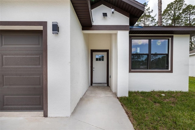8 Bunker View Pl, Palm Coast, FL 32137 - property entrance with stucco siding and a garage