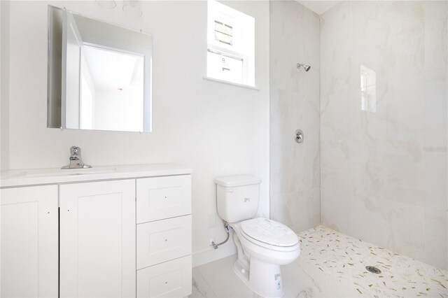 8 Bunker View Pl, Palm Coast, FL 32137 - full bathroom featuring tiled shower, toilet, vanity, and baseboards