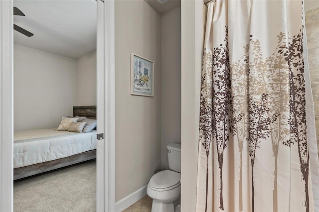 716 Woodbridge Ct, Ormond Beach, FL 32174 - ensuite bathroom featuring toilet, baseboards, a ceiling fan, and curtained shower