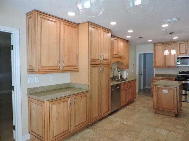 543 Sandy Oaks Blvd, Ormond Beach, FL 32174 - kitchen featuring stainless steel appliances, a sink, pendant lighting, recessed lighting, and light countertops