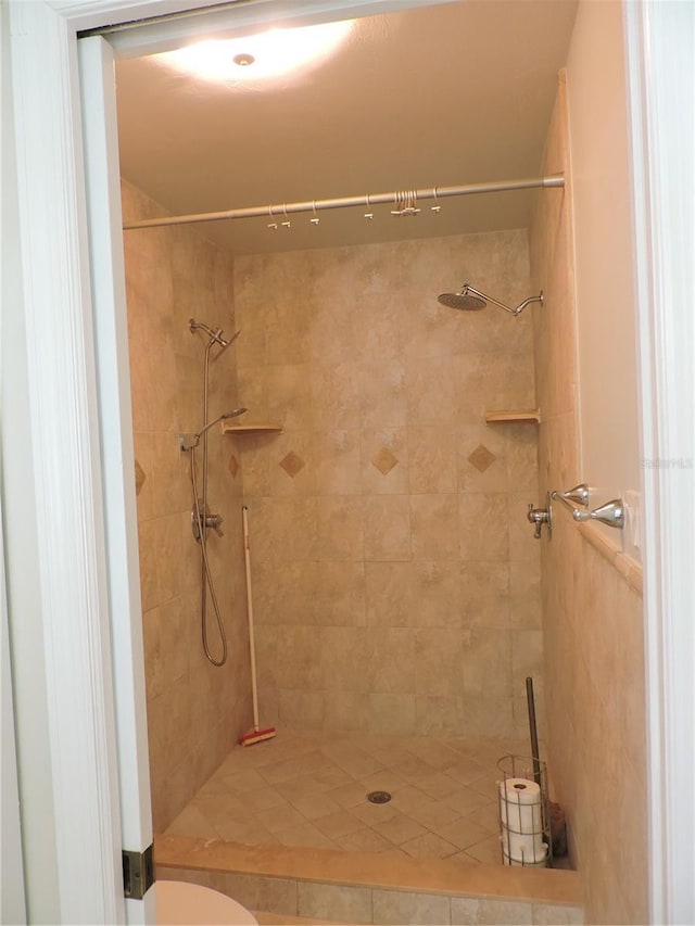543 Sandy Oaks Blvd, Ormond Beach, FL 32174 - bathroom featuring a tile shower and toilet