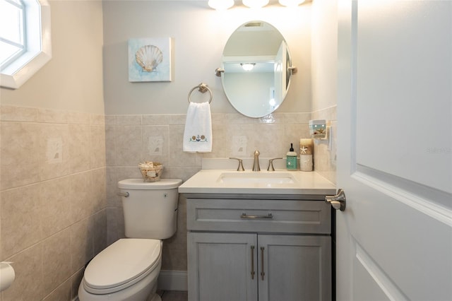 7 Bristol Dr, Palm Coast, FL 32137 - half bath with toilet, vanity, and tile walls