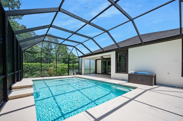 27 Bay Ct, Ormond Beach, FL 32174 - swimming pool featuring a patio, ceiling fan, and glass enclosure