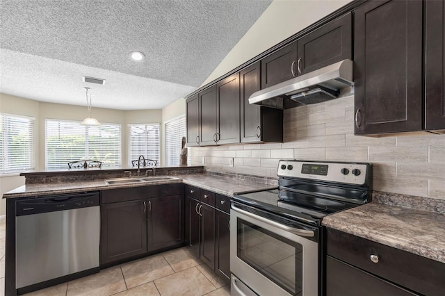 7 White Oak Ln, Palm Coast, FL 32164 - kitchen with stainless steel appliances, under cabinet range hood, a textured ceiling, a sink, and a peninsula