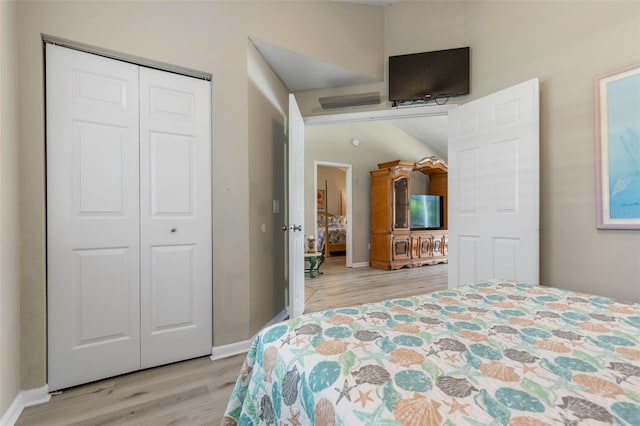 7 White Oak Ln, Palm Coast, FL 32164 - bedroom featuring wood finished floors, a closet, and baseboards
