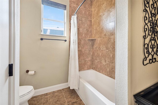 568 Luna Bella Ln, New Smyrna Beach, FL 32168 - full bath with baseboards, toilet, and shower / bath combo with shower curtain