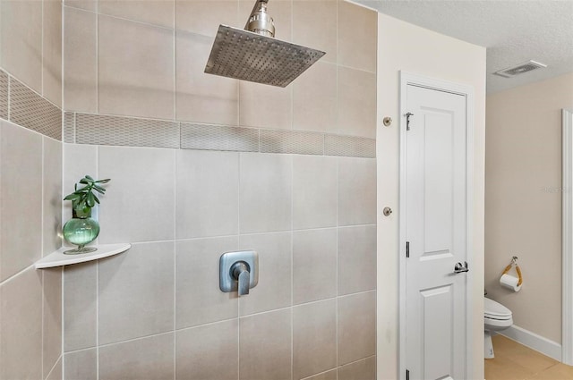 40 Biscayne Dr, Palm Coast, FL 32137 - full bathroom featuring tiled shower, toilet, and tile patterned flooring