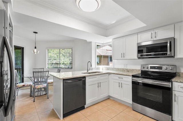 8 Oakmont Ct Unit 0, Palm Coast, FL 32137 - kitchen with stainless steel appliances, a sink, a peninsula, crown molding, and light tile patterned floors
