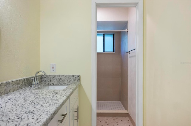 8 Oakmont Ct Unit 0, Palm Coast, FL 32137 - bathroom featuring a tile shower and vanity