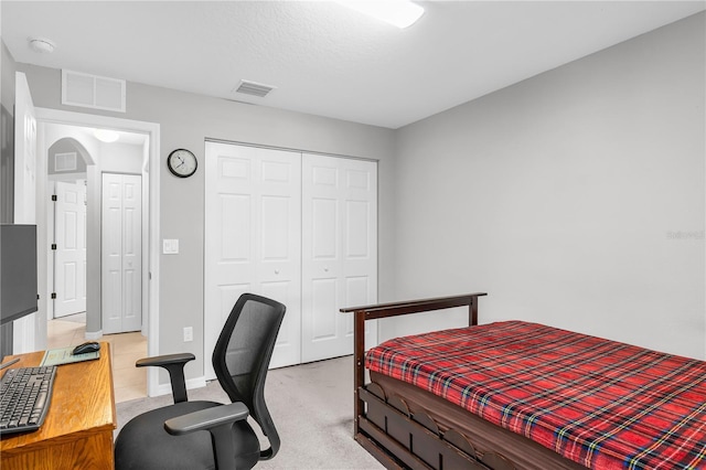 4 Contee Ct, Palm Coast, FL 32137 - bedroom featuring a closet, light carpet, a desk, baseboards, and arched walkways
