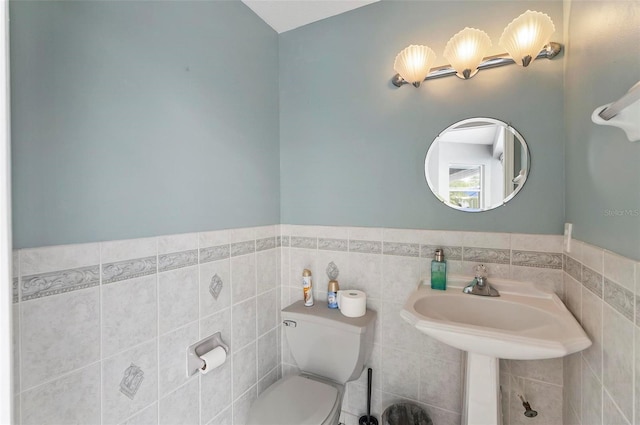 80 Flemingwood Ln, Palm Coast, FL 32137 - half bath featuring toilet, tile walls, and wainscoting