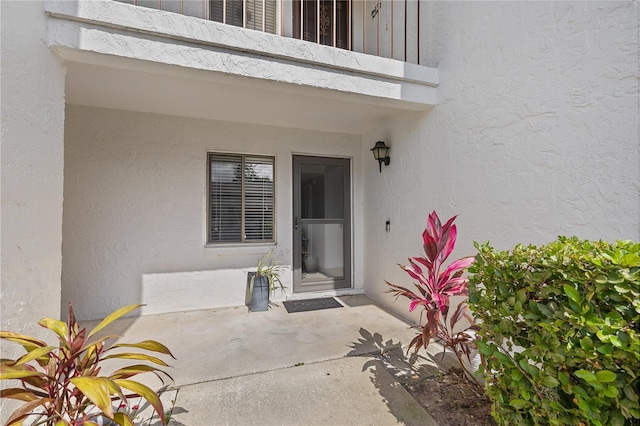 1 Tomoka Oaks Blvd Unit 135, Ormond Beach, FL 32174 - property entrance with stucco siding and a patio