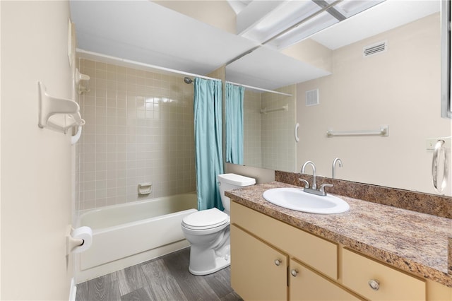 1 Tomoka Oaks Blvd Unit 135, Ormond Beach, FL 32174 - full bathroom featuring shower / bathtub combination with curtain, vanity, toilet, and wood finished floors