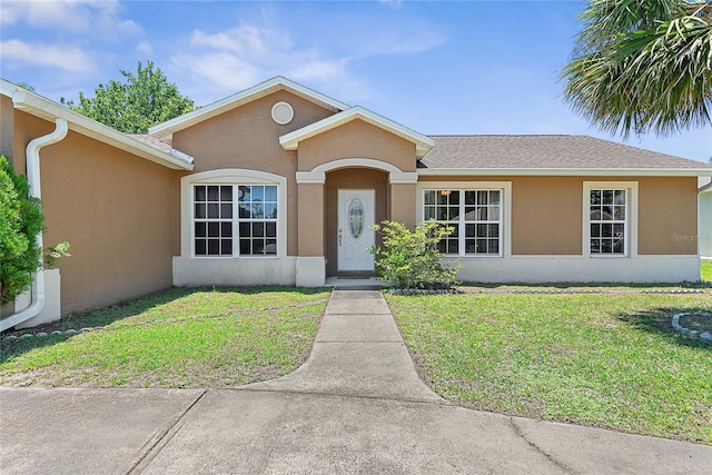 18 Royal Palm Ln, Palm Coast, FL 32164 - single story home featuring stucco siding and a front lawn