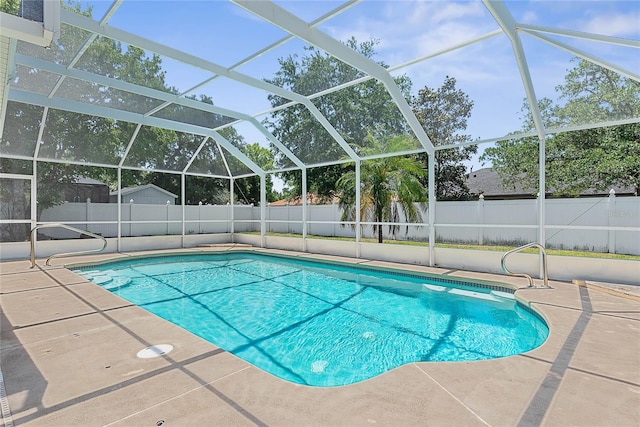 18 Royal Palm Ln, Palm Coast, FL 32164 - view of swimming pool featuring a fenced backyard and a patio area