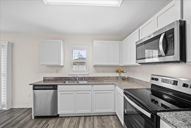 6 Ryding Ln, Palm Coast, FL 32164 - kitchen featuring appliances with stainless steel finishes, a sink, wood finished floors, and white cabinets