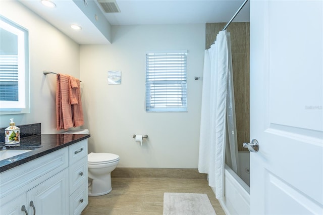 40 Cloverdale Ct N, Palm Coast, FL 32137 - bathroom with toilet, vanity, shower / bath combo with shower curtain, baseboards, and recessed lighting