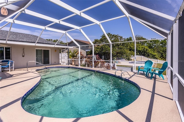 40 Cloverdale Ct N, Palm Coast, FL 32137 - swimming pool with a patio area and glass enclosure
